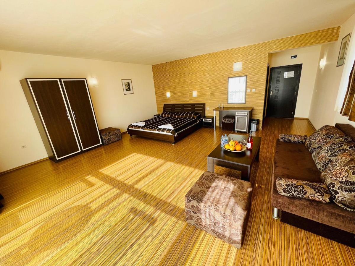 At The American'S Hotel Pomorie Esterno foto